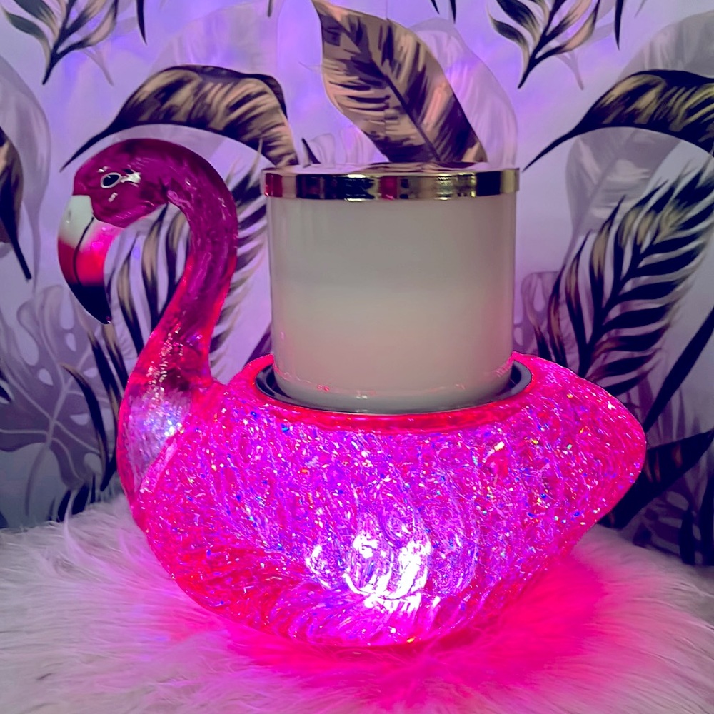 New! Bath & Body Works PINK FLAMINGO
water globe 3 wick candle holder!